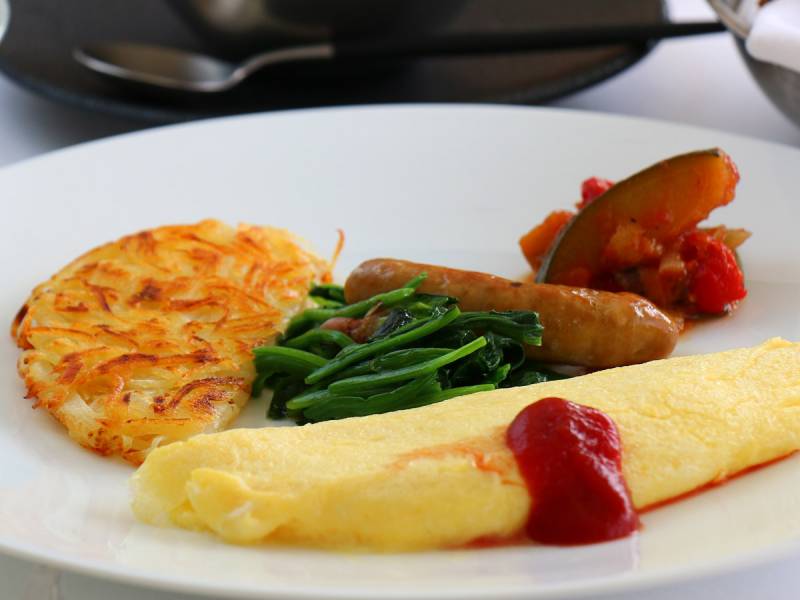 霧島市湧水町産　手作りの飼料を与え自然の中で放し飼いにした鶏の卵を使ったオムレツ