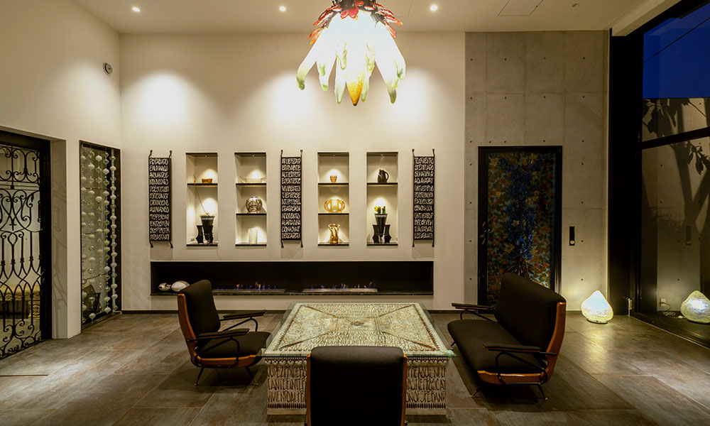 芸術性の高いメキシコ家具が調和するスタイリッシュなロビー