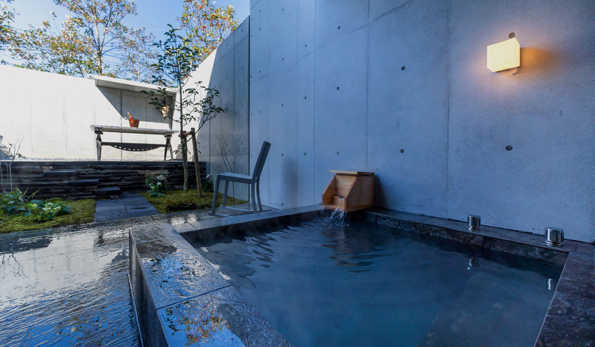 露天風呂と内風呂の2つの浴槽